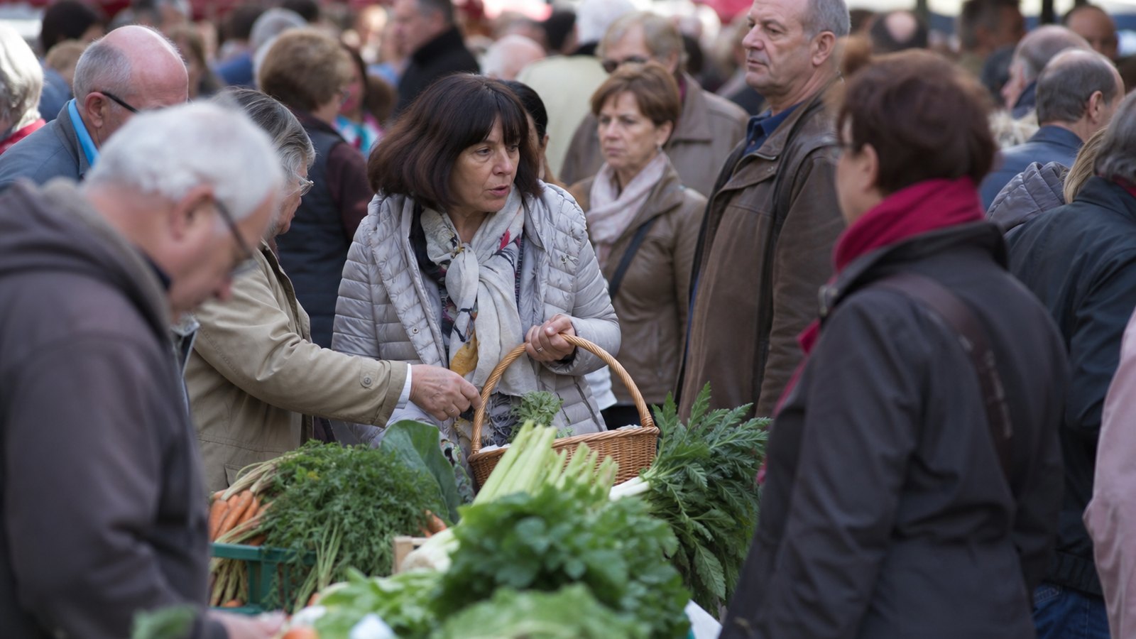 Un marché forain animé et fréquenté